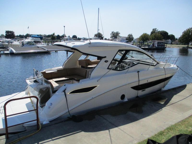 2020 Sea Ray 350 Sundancer Coupe Express/Cruiser 2020 Sea Ray 350 Sundancer Coupe Express/Cruiser