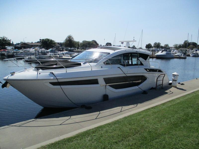 2018 Cruisers Yachts 42 Cantius Yacht 2018 Cruisers Yachts 42 Cantius Yacht