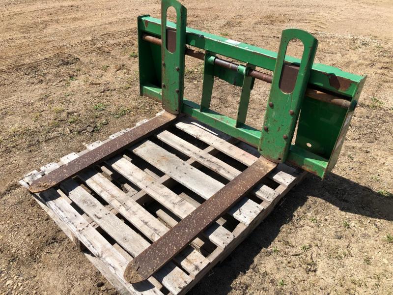 John Deere Pallet Forks for 500 QT Loader John Deere Pallet Forks for 500 QT Loader