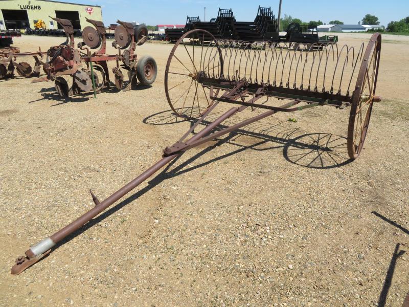 John Deere 8' Dump Hay Rake John Deere 8' Dump Hay Rake