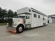  Showhauler Peterbilt 589 