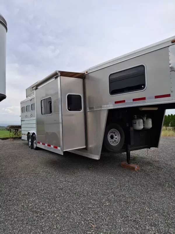 used Horse Trailers Logan Coach Trailers  for sale, in Yakima, WA Thumbnail 3