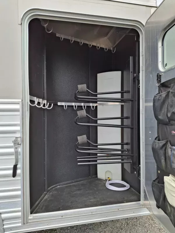 used Horse Trailers Logan Coach Trailers  for sale, in Yakima, WA Thumbnail 17