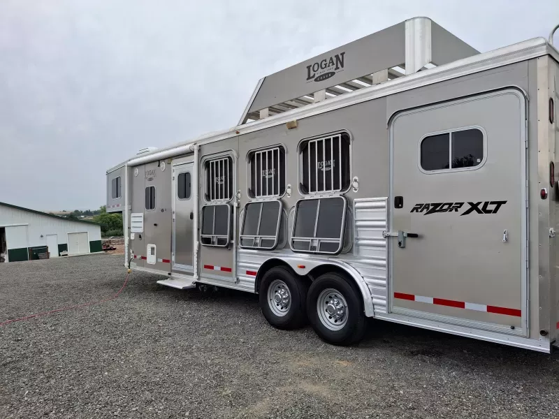 2011 Logan Coach Razor XLT, 3H, 9 ft SW, LQ Trailer