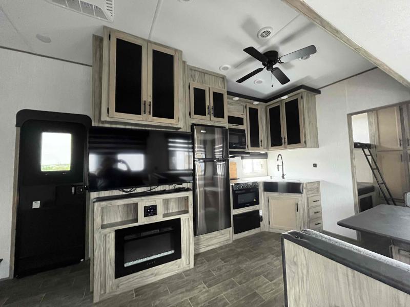 used Fifth Wheel Trailers Forest River Cherokee Arctic Wolf for sale, in Springfield, MO Thumbnail 23