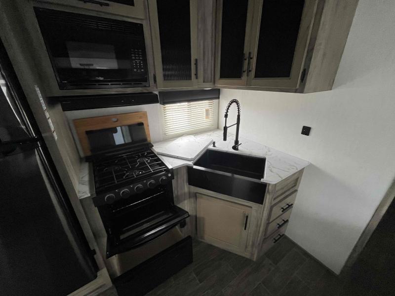 used Fifth Wheel Trailers Forest River Cherokee Arctic Wolf for sale, in Springfield, MO Thumbnail 25