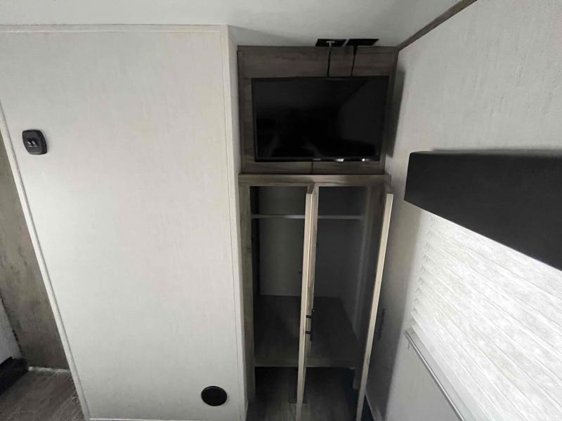 used Fifth Wheel Trailers Forest River Cherokee Arctic Wolf for sale, in Springfield, MO Thumbnail 37