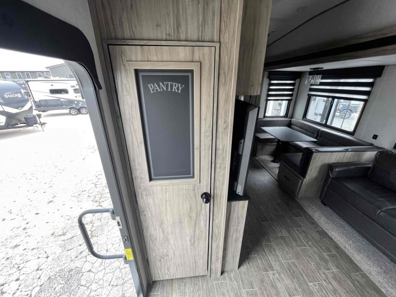 used Fifth Wheel Trailers Forest River Cherokee Arctic Wolf for sale, in Springfield, MO Thumbnail 17