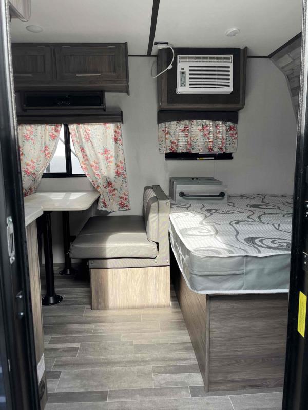 used Travel Trailers CrossRoads RV Zinger Lite for sale, in Springfield, MO Thumbnail 5