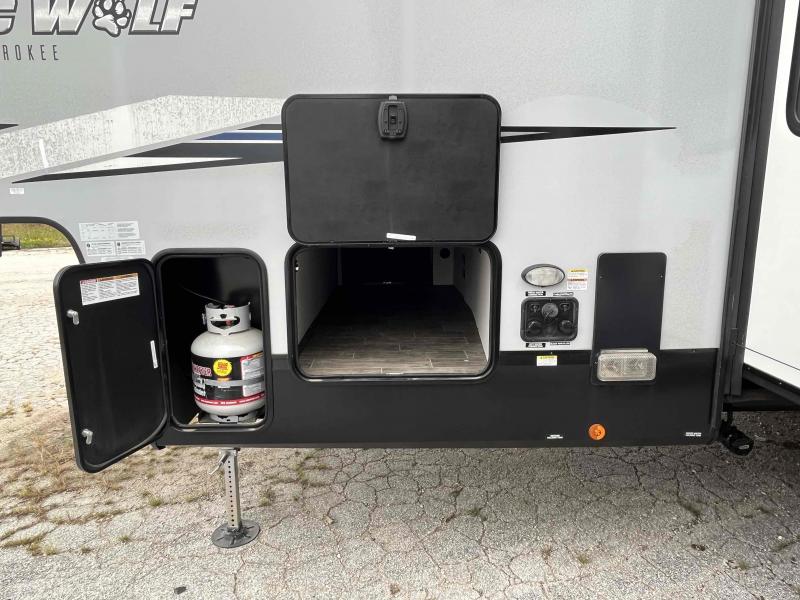 used Fifth Wheel Trailers Forest River Cherokee Arctic Wolf for sale, in Springfield, MO Thumbnail 10