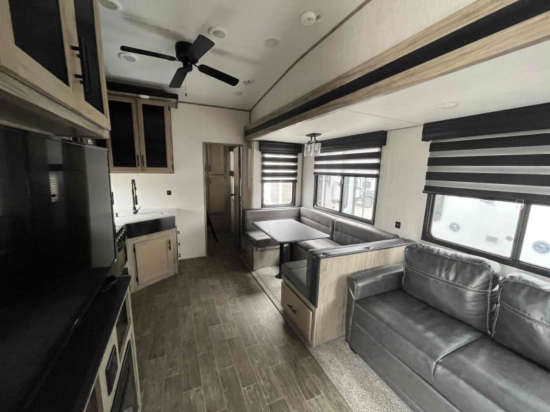 used Fifth Wheel Trailers Forest River Cherokee Arctic Wolf for sale, in Springfield, MO Thumbnail 16