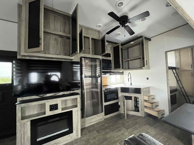 used Fifth Wheel Trailers Forest River Cherokee Arctic Wolf for sale, in Springfield, MO Thumbnail 24