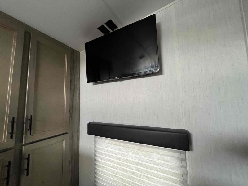 used Fifth Wheel Trailers Forest River Cherokee Arctic Wolf for sale, in Springfield, MO Thumbnail 38