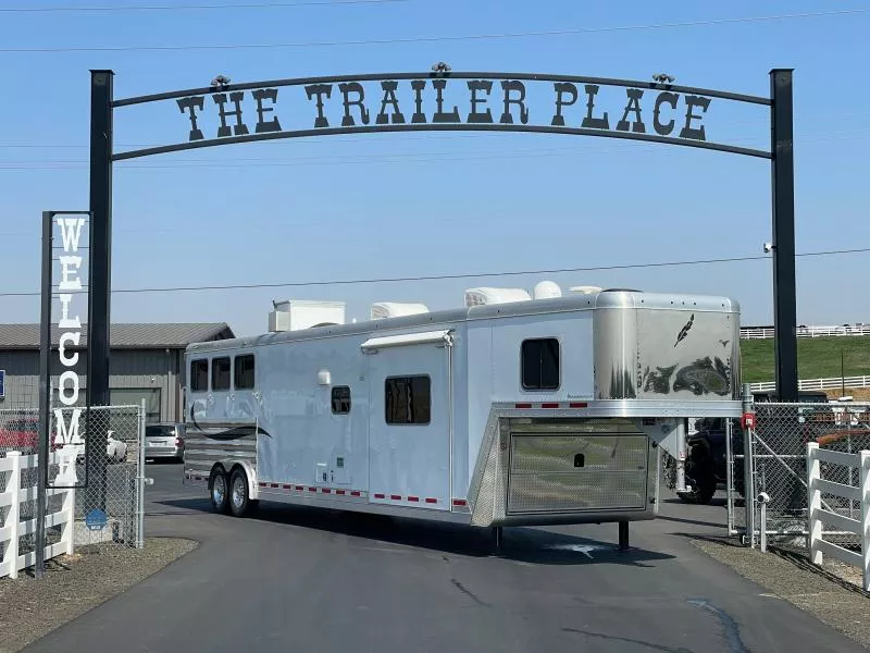 2019 Featherlite 8582 3H LQ GN Trailer