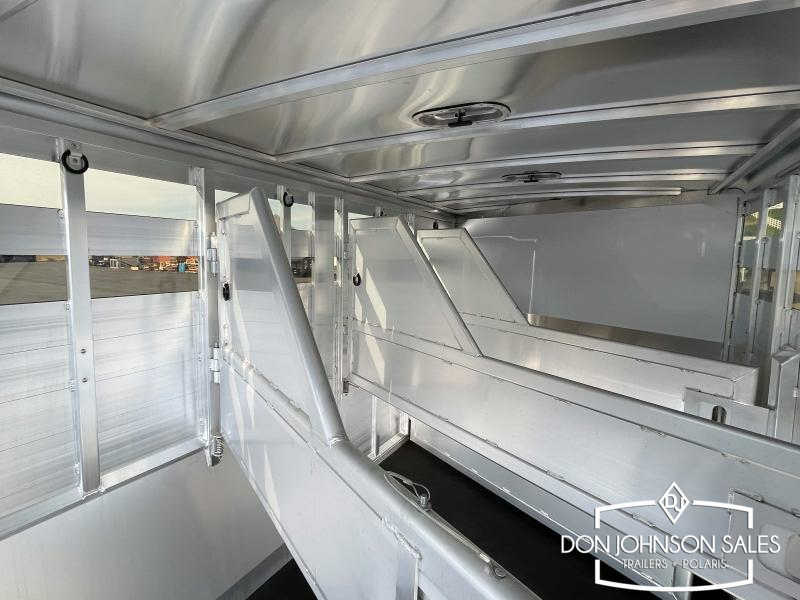 Featherlite 8413 20' 4H GN Horse Trailer w/Premier Tack
