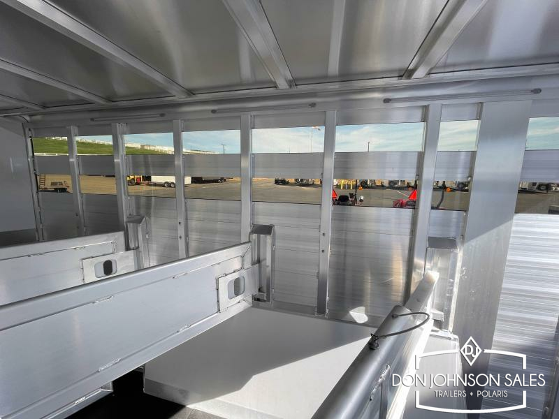 Featherlite 8413 20' 4H GN Horse Trailer w/Premier Tack