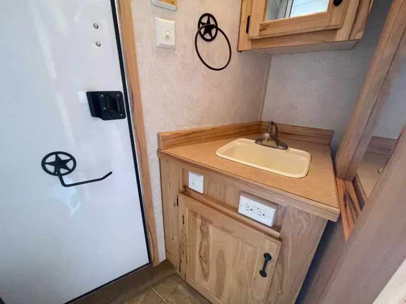 used Horse Trailers Featherlite  for sale, in Walla Walla, WA Thumbnail 23