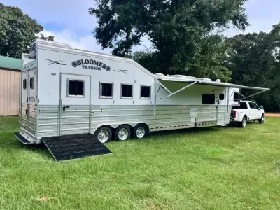 Bloomer 4 horse with Outlaw Living Quarters