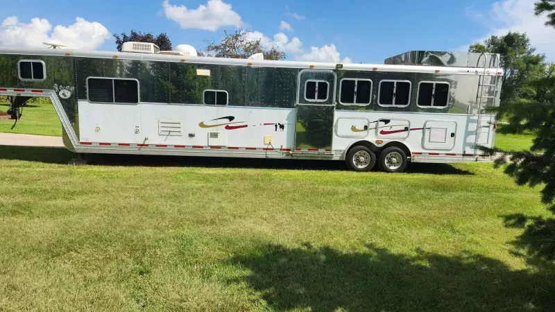 2004 Featherlite LQ 4 Horse Gooseneck