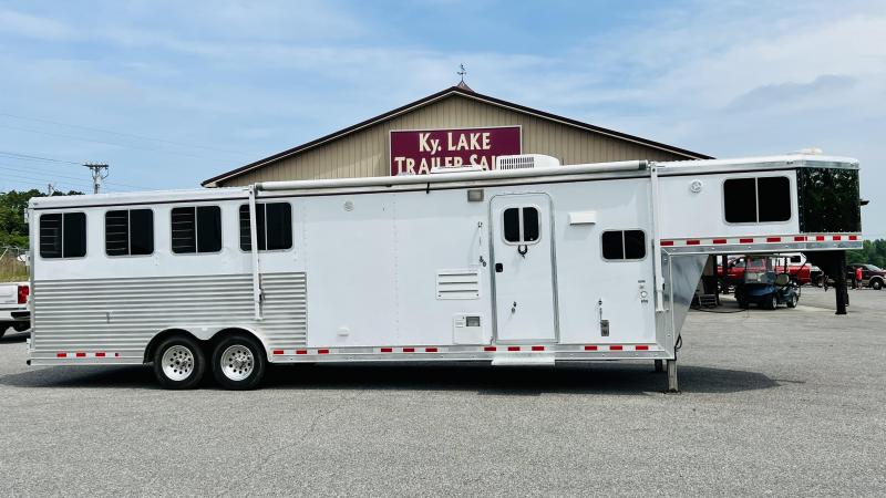 2008 Lakota 4H-11' SW Horse Trailer 2008 Lakota 4H-11' SW Horse Trailer