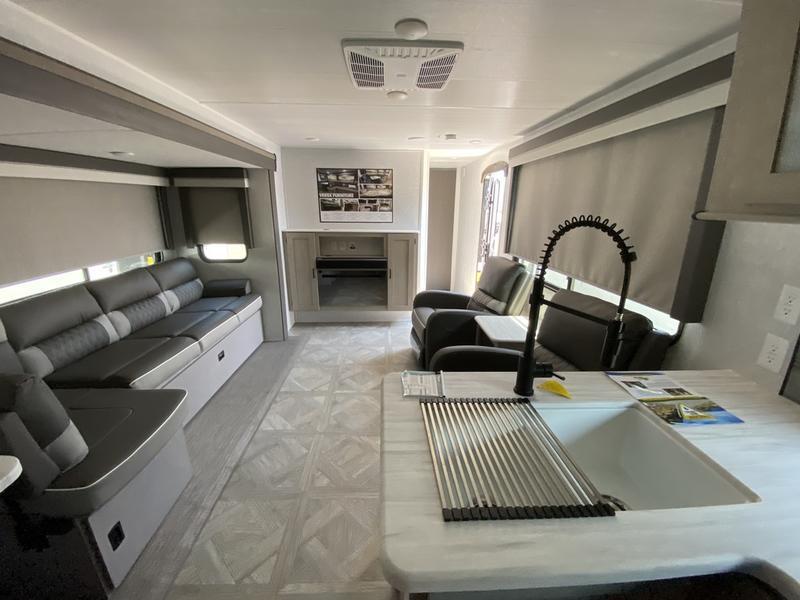 2024 Forest River WILDWOOD 27RKX/1 Slide/Rear Kitchen/King Bed/Recliners