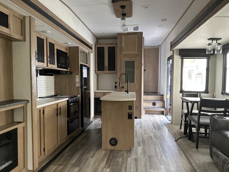 new Fifth Wheel Trailers Cherokee Arctic Wolf for sale, in Pikeville, KY Thumbnail 4