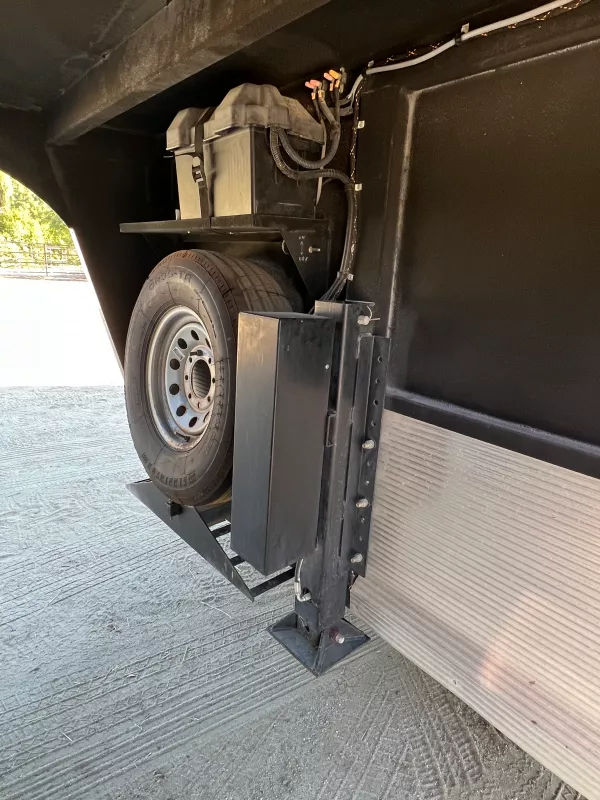used Horse Trailers Logan Coach Trailers  for sale, in Thousand Oaks, CA Thumbnail 8