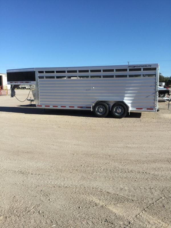 2021 Featherlite 8117 Livestock Trailer ZYxGO8