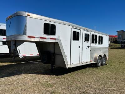 2004 Featherlite 3 horse gooseneck with dressing room Horse Trailer 2004 Featherlite 3 horse gooseneck with dressing room Horse Trailer