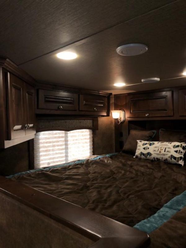 2020 Merhow Trailers 8 Wide 3 Horse W 16 Lq Sofa Dinette Horse