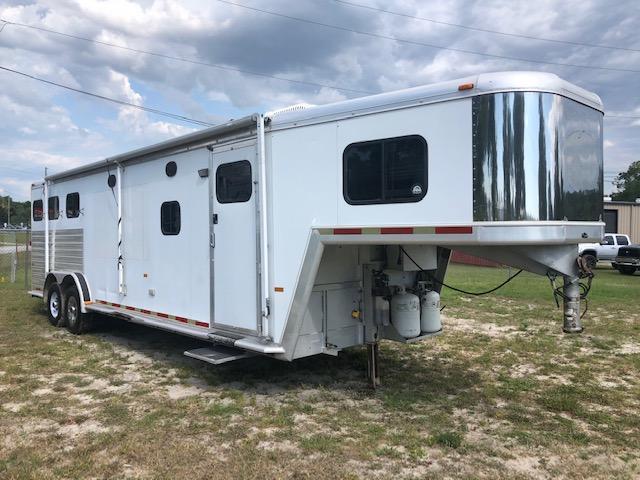 2002 Hart Trailers 7.6 wide 3 horse w/10'lq Horse Trailer 2002 Hart Trailers 7.6 wide 3 horse w/10'lq Horse Trailer