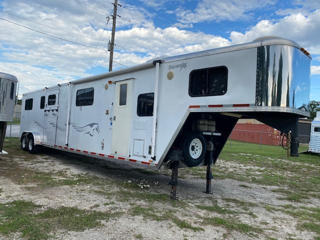 2004 Merhow Trailers 4 horse head to head w/7' lq Horse Trailer 2004 Merhow Trailers 4 horse head to head w/7' lq Horse Trailer