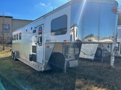 2017 Sundowner Trailers 4 horse w/ 8' living quarters Horse Trailer 2017 Sundowner Trailers 4 horse w/ 8' living quarters Horse Trailer