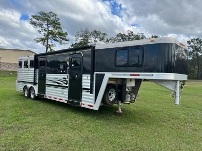 2001 Bloomer 8' wide 3 horse w/ 10 lq and midtack Horse Trailer 2001 Bloomer 8' wide 3 horse w/ 10 lq and midtack Horse Trailer
