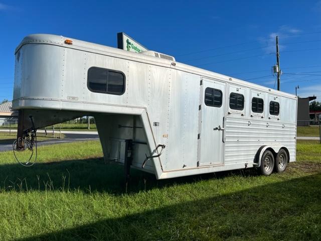 1999 Hart Trailers 4 horse with dressing room and a/c Horse Trailer 1999 Hart Trailers 4 horse with dressing room and a/c Horse Trailer