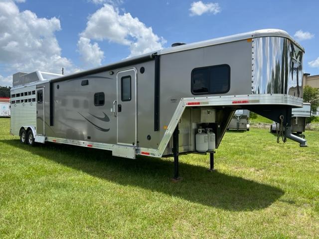 2018 Merhow Trailers 8' wide 13.6' lq with midtack and generator Livestock Trailer 2018 Merhow Trailers 8' wide 13.6' lq with midtack and generator Livestock Trailer