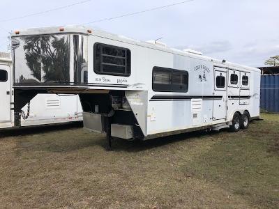 2004 Sundowner Trailers 8' wide 3 horse w/10'lq and generator Horse Trailer 2004 Sundowner Trailers 8' wide 3 horse w/10'lq and generator Horse Trailer