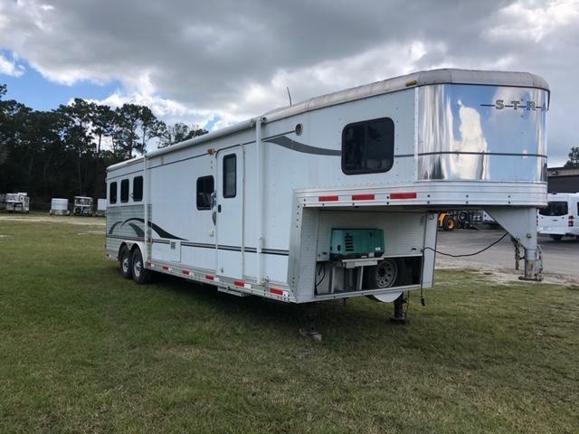 2006 Bison Trailers stratus 8' wide 3 horse w/10' lq slide and gen Horse Trailer 2006 Bison Trailers stratus 8' wide 3 horse w/10' lq slide and gen Horse Trailer