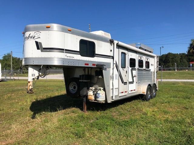 2004 Cherokee 3 horse w/5' lq Horse Trailer 2004 Cherokee 3 horse w/5' lq Horse Trailer