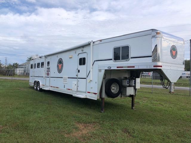 2005 EBY 8' wide 4 horse w/ 13' lq and midtack Horse Trailer 2005 EBY 8' wide 4 horse w/ 13' lq and midtack Horse Trailer