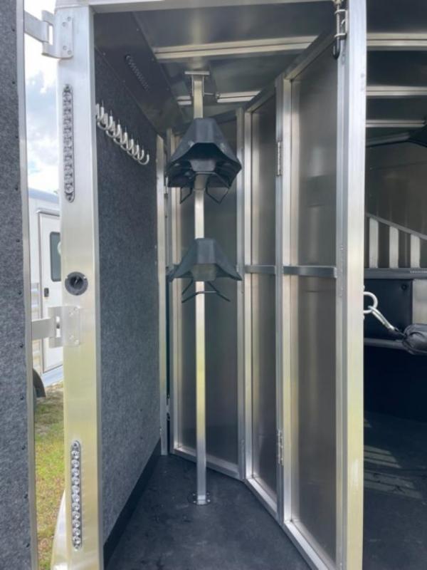 2022 Merhow Trailers 2 horse slant Bronco with dressing room Horse