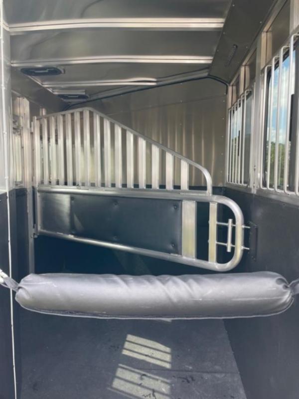 2023 Merhow Trailers 2 horse slant Bronco with dressing room Horse