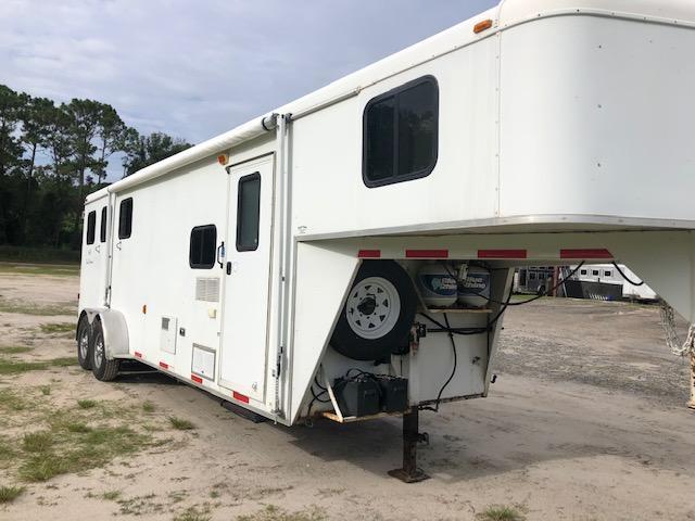2007 Bison Trailers 3 horse with 7' lq Horse Trailer 2007 Bison Trailers 3 horse with 7' lq Horse Trailer
