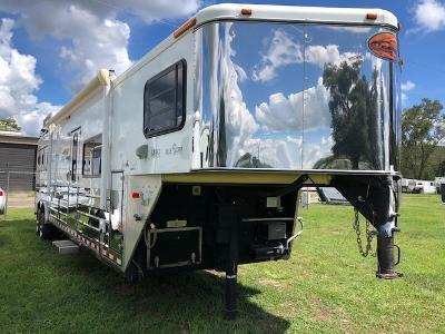 2004 Sundowner Trailers 8'wide 3 horse /14' lq air ride and generator Horse Trailer 2004 Sundowner Trailers 8'wide 3 horse /14' lq air ride and generator Horse Trailer