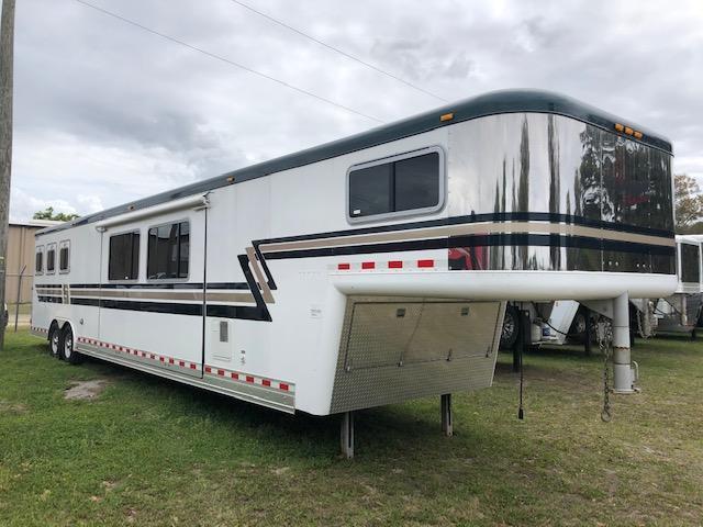 2004 Sooner 8' wide 3 horse w/17'lq Horse Trailer 2004 Sooner 8' wide 3 horse w/17'lq Horse Trailer