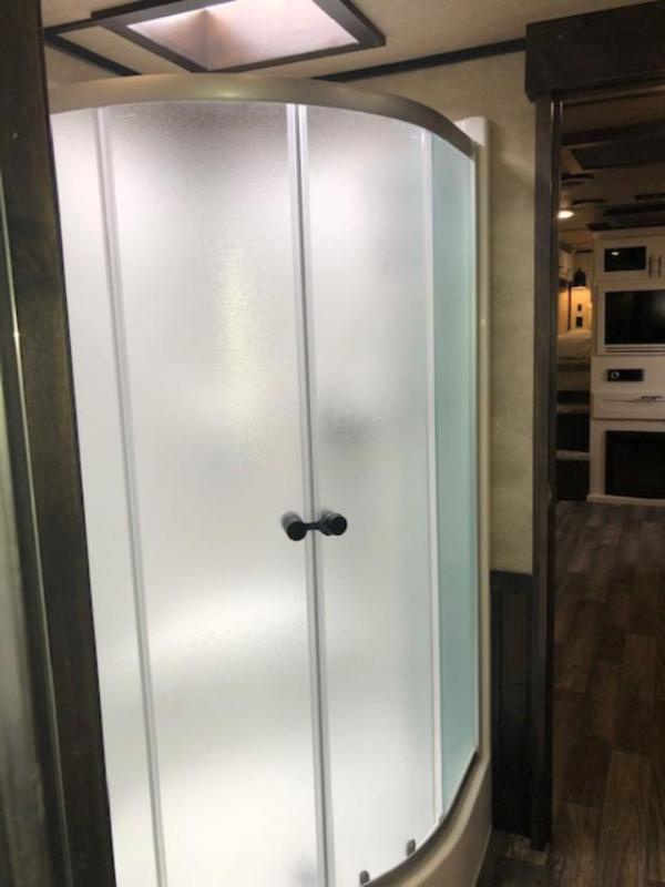 2023 Merhow Trailers 8' wide Farmhouse 4 horse side load with17'' lq