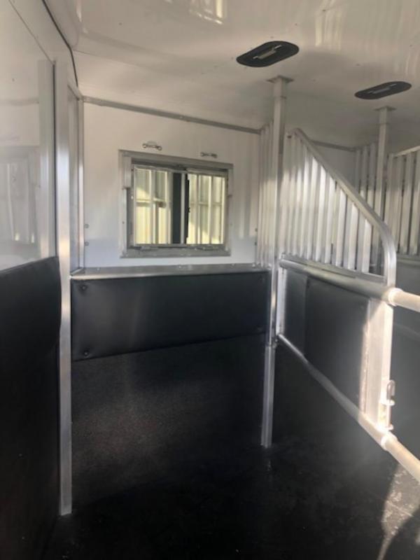 2021 Merhow Trailers 8' wide 4 horse side load with superslide 18' lq