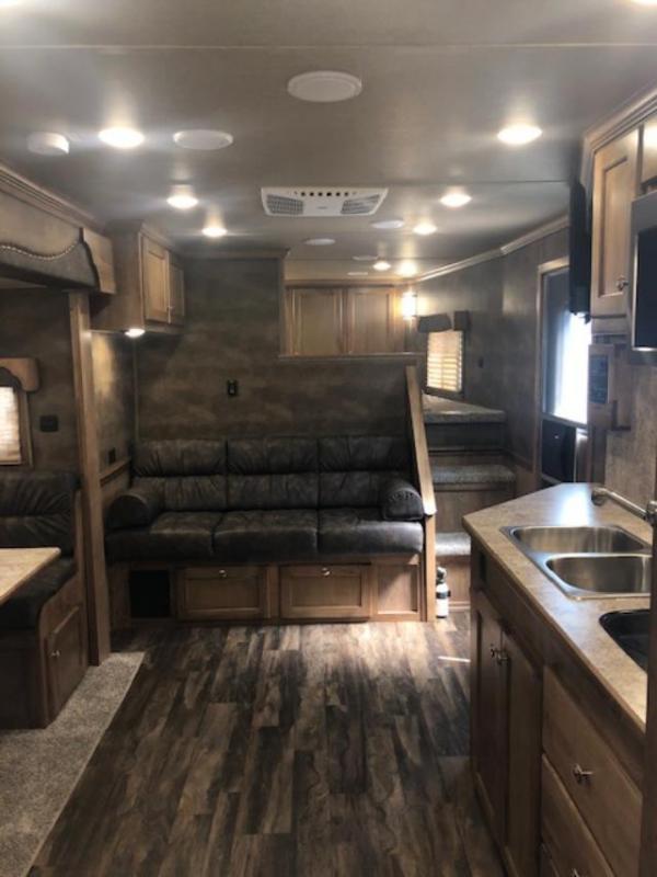 2021 Merhow Trailers 8' wide 4 horse with 16' lq and slide Horse Trailer 2021 Merhow Trailers 8' wide 4 horse with 16' lq and slide Horse Trailer