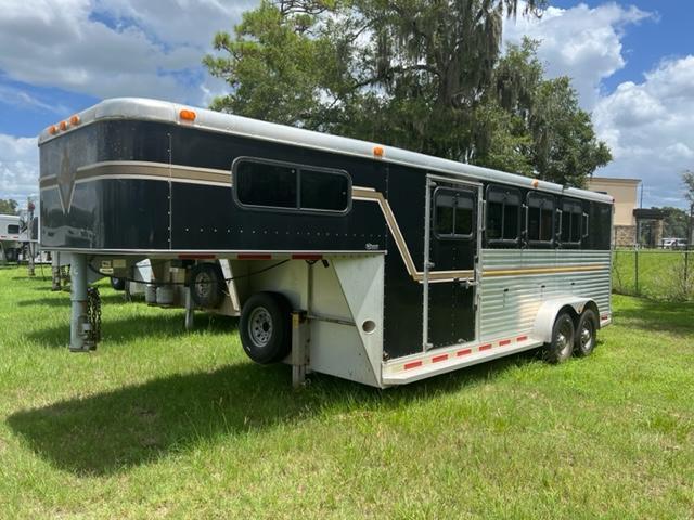 2002 Adam 4 horse with dressing room Horse Trailer 2002 Adam 4 horse with dressing room Horse Trailer