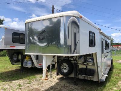 2004 Charmac Trailers 3 horse with 7' lq and generator Horse Trailer 2004 Charmac Trailers 3 horse with 7' lq and generator Horse Trailer